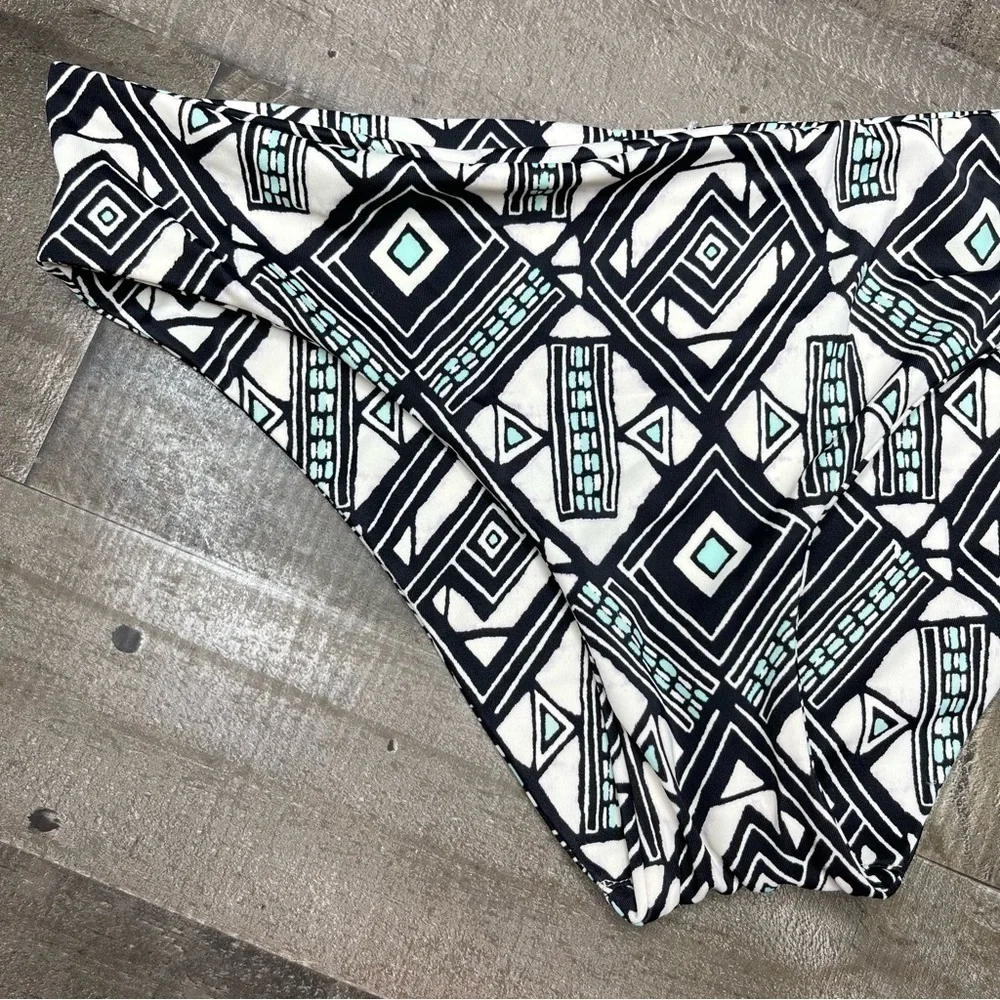 Victoria’s Secret Geometric Design Bikini Bottom size Medium